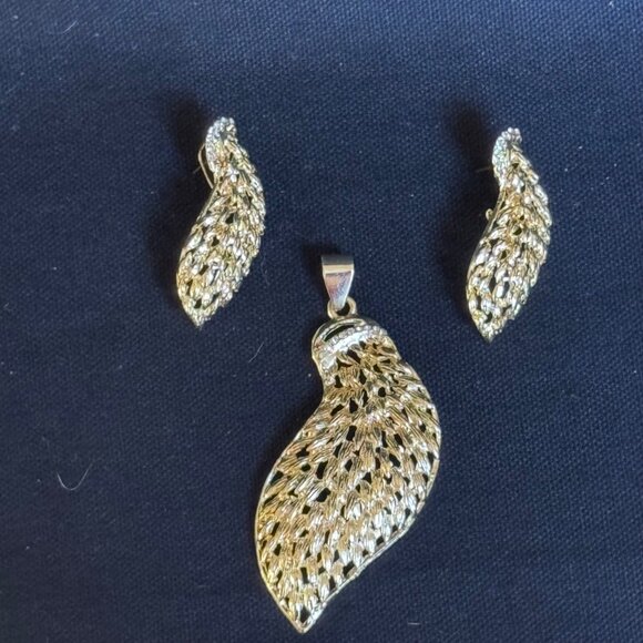 Gold Tone Angel Wing Pendant Earrings Set Intricate Design  Rhinestone Accents - Picture 2 of 13